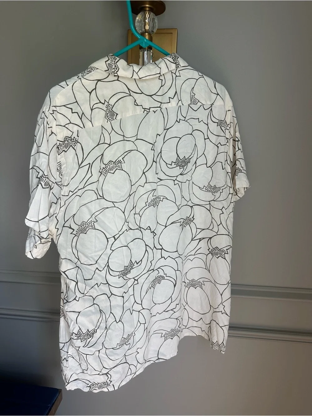 Express White Short-Sleeve Button-Up Shirt with Black Floral Outline